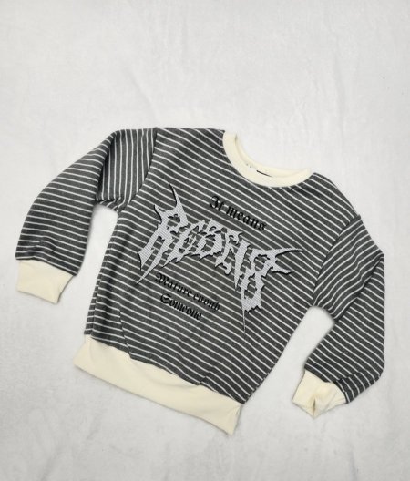 لون رمادي وابيض