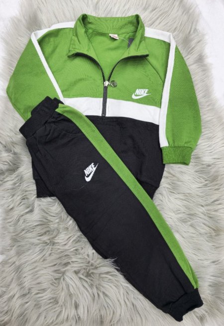 لون اخضر واسود