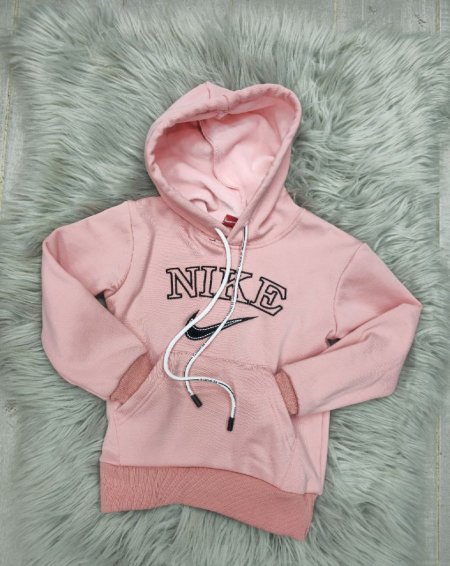 أناقة وراحة لطفلتك: هودي نايك الوردي الجديد