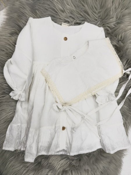 أناقة وبراءة: طقم الفستان الأبيض والدانتيل لصغيرتك