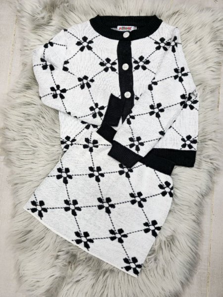 أناقة الشتاء: طقم تريكو أنيق وعصري (كنزة وتنورة)