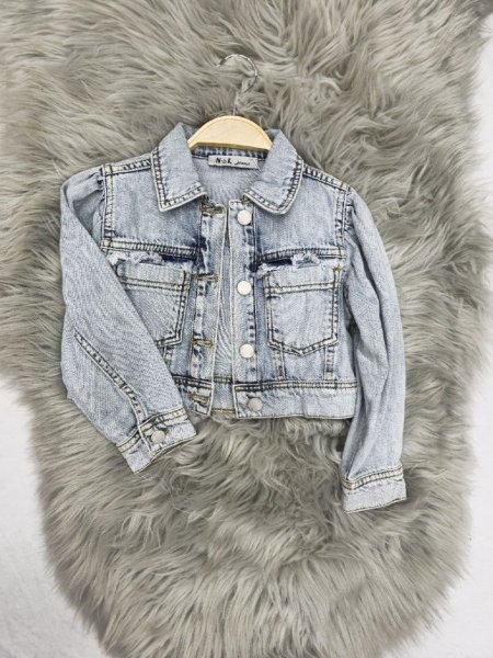 جاكيت الجينز القصير الأنيق: لمسة عصرية لا تقاوم